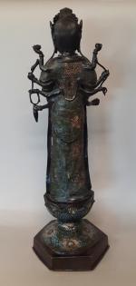 Sujet en bronze et émaux champlevés, représentant Kannon debout sur...