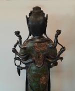 Sujet en bronze et émaux champlevés, représentant Kannon debout sur...