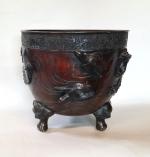 Petite vasque tripode en bronze, à décor de dragon déroulé...