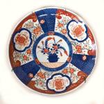 Assiette en porcelaine d'Imari, à décor de compositions florales, fleurs...