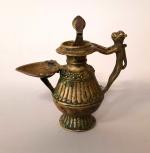 LAMPE à HUILE en bronze, anse en forme de singe.
Inde,...