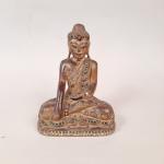 Sujet en bois et verroterie, représentant Bouddha assis en médiation,...