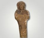 Statuette représentant probablement le déesse Tanit debout sur une base...