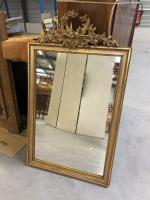 Un miroir en bois doré à décor de colombe
Style Louis...