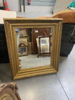 Un miroir en bois doré 
H : 87 x 76...