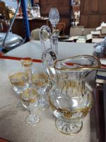 SERVICE de verres en cristal taillé à décor doré de...