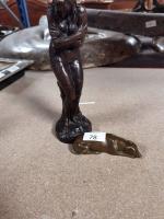 Chien couché en bronze et statuette de frileuse façon bronze.