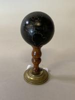 Rare GLOBE terrestre miniature en corne sculptée des continents et...