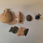 Lot d'objets de style archéologique, comprenant une gourde en terre...