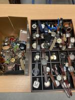 * Lot de divers porte-clefs et montres (bracelet ou de...