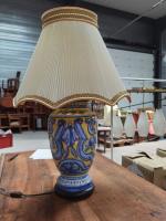 Une LAMPE en céramique dans le style de la majolique....