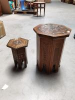 SYRIE, Deux tables basses octogonales en bois à incrustation de...
