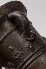 MORTIER en bronze de forme tronconique à anse latérale, frise...