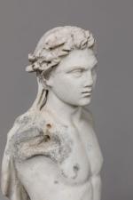 GROUPE en marbre veiné, sculpté en ronde-bosse d'un jeune Faune....
