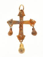 PENDENTIF "Croix des Menettes" du Puy-en-Velay à décor d'un Christ...