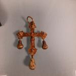 PENDENTIF "Croix des Menettes" du Puy-en-Velay à décor d'un Christ...