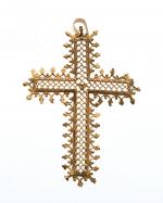 PENDENTIF croix en or jaune 750/°° ajouré. 5 x 3.8...