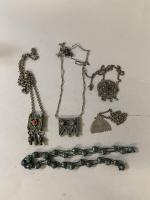 Cinq COLLIERS avec pendentif en métal argentifère, émail, pierreries. Maghreb,...