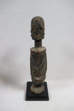 Mali:  Statuette de style Dogon en bois érodé à...