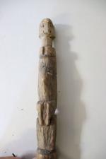 Mali : Statuette Dogon en bois à patine brune nuancée,...