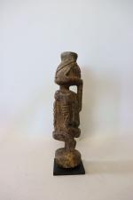 Mali: Statuette Dogon en bois dur à patine brune avec...