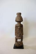 Mali: Statuette Dogon en bois dur à patine brune avec...