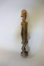 Mali : Statuette Dogon, en bois fortement érodé dans la...