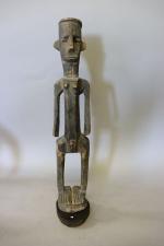 Mali : Statue masculine Dogon en bois à patine brun...