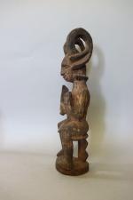Nigeria : Statue Igbo/Ikenga. 
Bois tendre à patine brun clair...