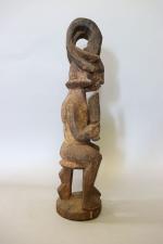 Nigeria : Statue Igbo/Ikenga. 
Bois tendre à patine brun clair...