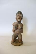 Nigéria : Statuette Igbo d'une femme à genoux. Bois à...