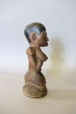 Nigéria : Statuette Igbo d'une femme à genoux. Bois à...