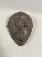 Masque DAN en bois sculpté. 26 x 18 cm.