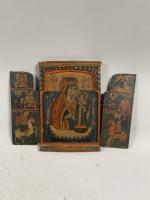 TRYPTIQUE en bois peint russe à décor de la Vierge...