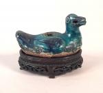 Sujet en céramique émaillée bleu turquoise, représentant un canard. 
Chine,...