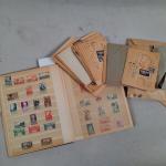 Un ensemble de 33 ENVELOPPES contenant des timbres et un...