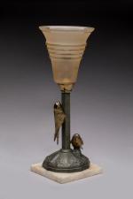 L. Bruits
Lampe en régule polychrome à décor d'hirondelles et coupe...