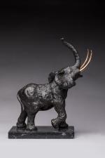 « Éléphant »
Sujet en bronze à patine brune avec les...