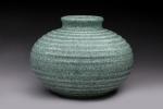 ODYV
Vase de forme boule en céramique verte à bandes horizontales....