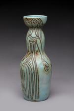 Accolay 
Vase anthropomorphe en céramique verte à décor ciselé d'un...