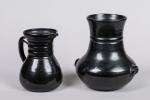 Accolay 
Deux pièces en céramique noire signées : 
Un vase...