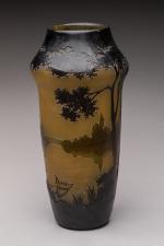 Daum 
Vase de forme conique à renflement en verre gravé...