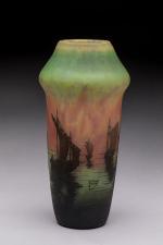 Daum Vase de forme cylindrique à renflement en verre gravé...