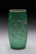 Daum 
Vase gobelet de forme cylindrique en verre gravé et...