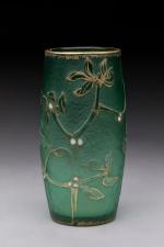 Daum 
Vase gobelet de forme cylindrique en verre gravé et...