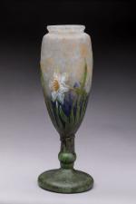 Daum 
Vase de forme calice sur piédouche en verre gravé...