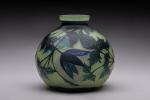 Delatte attribué à
Vase de forme boule à col ouvert en...