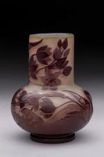 Gallé
Vase de forme bombée à col droit en verre gravé...