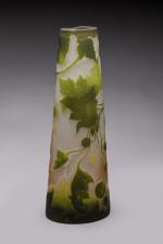 Gallé
Vase de forme cylindrique à pincement en verre gravé à...