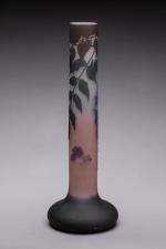 Gallé
Vase soliflore à large base en verre gravé à l'acide...
